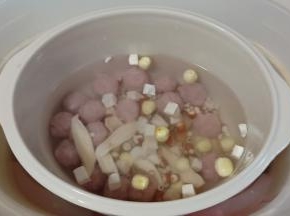 加入泡好的薏仁等食材，再加入海底椰片。