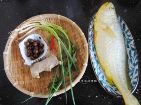 准备好材料，黄花鱼买了个一斤多的，家里的鱼盘基本装不下，总有种要跃龙门的姿势，哈哈哈。