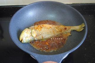 把酱油，蚝油，料酒，胡椒粉和山黄皮和清水混合成酱汁，倒入锅内，中火煮沸后转小火焖煮，不断的用勺子把酱汁淋上鱼身上。