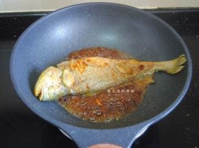 把酱油，蚝油，料酒，胡椒粉和山黄皮和清水混合成酱汁，倒入锅内，中火煮沸后转小火焖煮，不断的用勺子把酱汁淋上鱼身上。