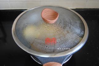 盖上锅盖中火焖5分钟。