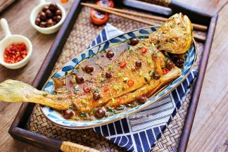 做好的黄花鱼超级入味，酸香可口，鱼肉鲜嫩得很