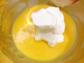 先取3分之一蛋白跟蛋黄糊用翻拌的手法混合均匀