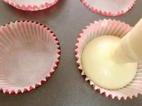 蛋糕糊装入裱花袋中再挤入纸杯里，8.9分满