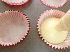 蛋糕糊装入裱花袋中再挤入纸杯里，8.9分满