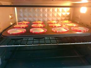 放入预热好的烤箱中层先110度烤30分钟，再转140度烤30分钟左右，我们用低温慢烤的方法不会开裂回缩