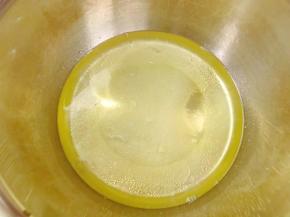 蛋清放入无油无水无蛋黄的盆里，滴入几滴白醋或者柠檬汁，分三次加入白糖开始打发