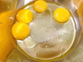 加入玉米油和白糖10克