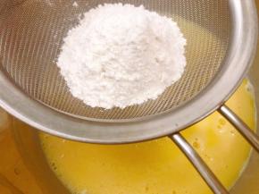 筛入金龙鱼糕点粉