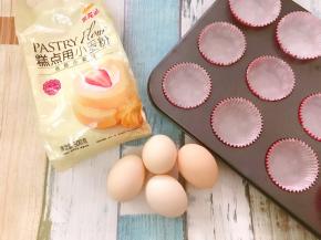 模具里摆入纸杯托