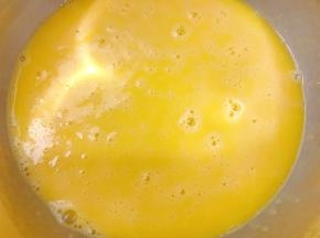 用蛋抽搅拌至完全乳化看不到油星