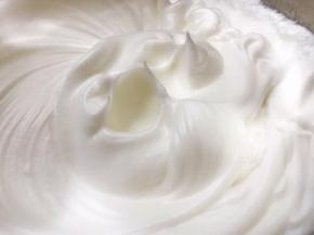 再转低速打发至能拉出小尖角，这样打发的蛋白相对稳定