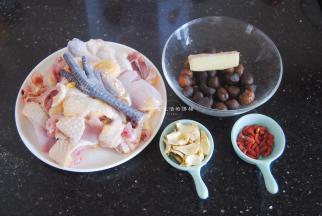 准备好食材，板栗可以换成新鲜的，要是新鲜的，最后出锅前10分钟再放入，以免煮得过于软烂了哦~