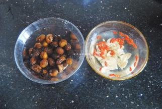 将板栗干和百合枸杞分别用清水浸泡5分钟左右，捞出沥干水分备用。