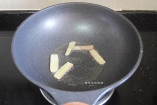 热锅，双喜麦饭石锅里倒入适量的油，先把姜片放入爆香，记得小火不要爆焦了。