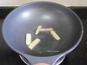 热锅，双喜麦饭石锅里倒入适量的油，先把姜片放入爆香，记得小火不要爆焦了。