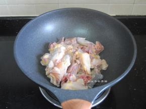 倒入沥干水的鸡肉，转大火，把鸡肉快速翻炒开来。