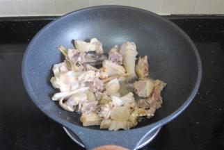 看到鸡肉开始变色，倒入3大勺米酒，翻炒开，此时米酒的香气和鸡肉的肉香香遍整个房子，太好闻了。