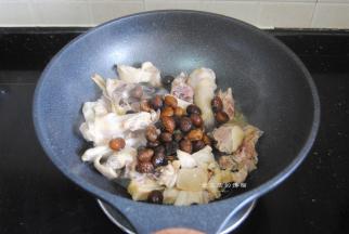 把板栗干倒入锅内，翻炒均匀，倒入胡椒粉拌匀后就可以进行下一步了。