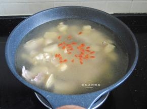 倒入适量的温水，将百合干和枸杞一起倒入锅内，大火煮沸，要是用新鲜百合的，要在出锅前10分钟再放入。