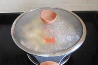 大火煮沸后盖上锅盖，转小火焖煮半小时，最后掀开盖子加入盐调味即可出锅。