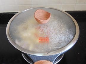 大火煮沸后盖上锅盖，转小火焖煮半小时，最后掀开盖子加入盐调味即可出锅。