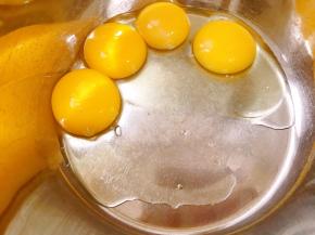 盆里加入一个全蛋和三个蛋黄