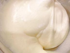 全部混合好的蛋糕糊细腻有光泽