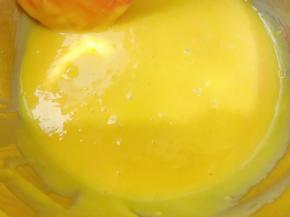 用刮刀翻拌均匀无面粉颗粒