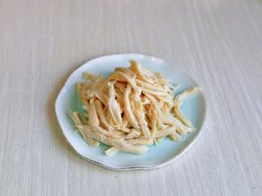 首先将鸡胸肉撕成鸡丝。(我用的是即食鸡胸肉，如果用生鲜的也可以哈，那么需要把鸡胸肉煮熟再撕鸡丝)