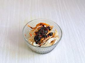 把撕好的鸡丝放入小碗中，加入香醋，老干妈辣酱。(油辣子也可以，可以根据自己喜欢来)