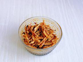 搅拌均匀，使每条鸡丝都充分吸收到酱汁，放旁边备用，记得一定要先把鸡丝做好，这样才会入味。