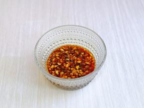 准备调味料: 大蒜去皮切碎，加入生抽，按个人口味加入盐，胡椒粉，加入少量凉开水，再滴入芝麻油，搅拌均匀备用。