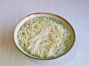 煮好的面捞出过冷水。(建议使用纯净水，因为面拌一下就直接食用了哈)