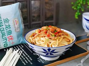 这款爽滑的发酵空心面比较适合做拌面。