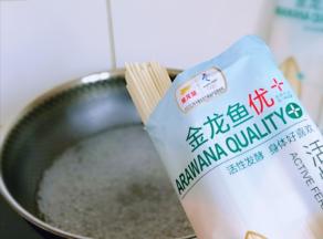 准备煮面，锅中加入纯净水烧开。(我选用的是空芯面，口感特好，且不易糊)