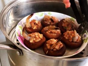 锅上气后，将盘子放入锅中，中火，再上气后蒸10～12分钟。