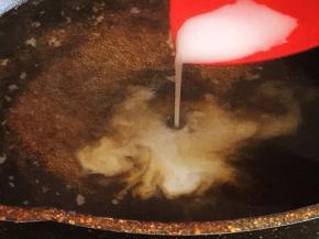 用原汤重新加热，慢慢加入水淀粉，煮开。