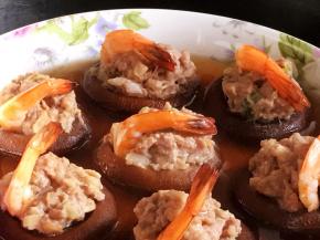 蒸好的香菇虾酿，取出。