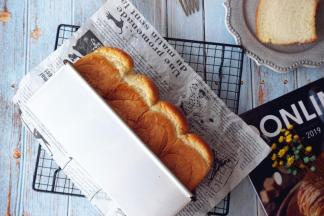 烘烤结束，把面包取出，震出热气，侧倒在晾架上晾凉，未食用的面包，放入保鲜袋里，扎紧口袋，室温保存