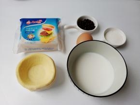 准备食材，蛋挞提前从冷冻箱拿出来放于室温下自然解冻，软化就可以用。