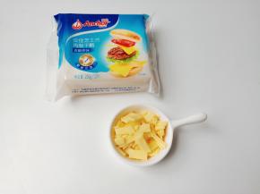 芝士片切小丁备用。