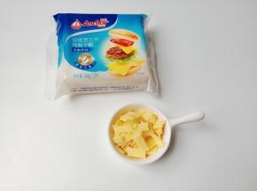 芝士片切小丁备用。