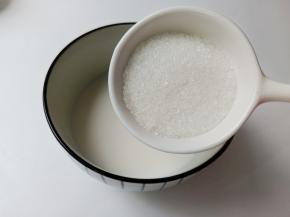 纯牛奶加入白糖。