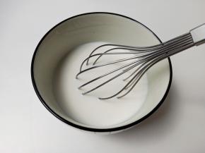 用打蛋器搅打至白糖融化。