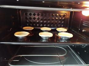 放入预热好的烤箱，上下火185度烤10分钟。