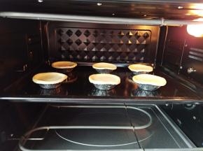 放入预热好的烤箱，上下火185度烤10分钟。