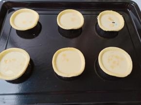 蛋挞皮里加入过筛好的蛋挞水【加八分满就可以】芝士丁。