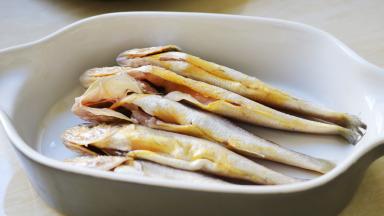 去除内脏和腮部，并清洗干净