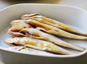 去除内脏和腮部，并清洗干净
